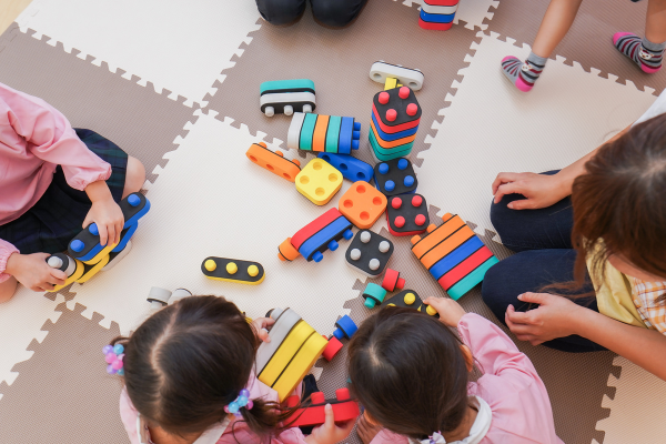 Hora da diversão: 10 brincadeiras sensoriais para autistas que garantem a diversão em casa